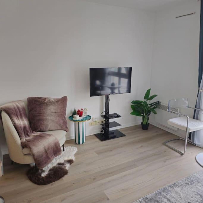 Appartamento Studio Charmant Et Cosy Rueil-Malmaison Esterno foto